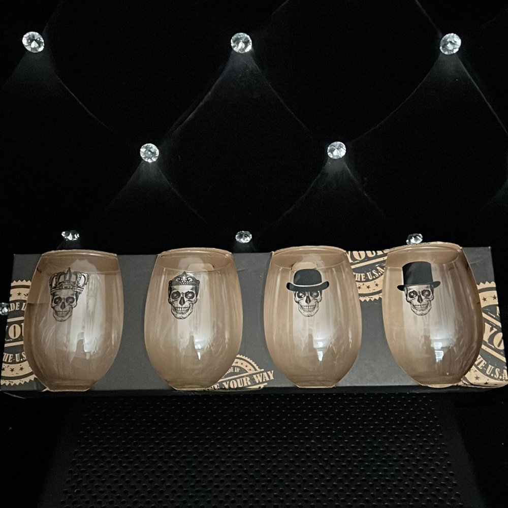 4 Pack of Stemless Wine Glasses with Skulls.  NWT.